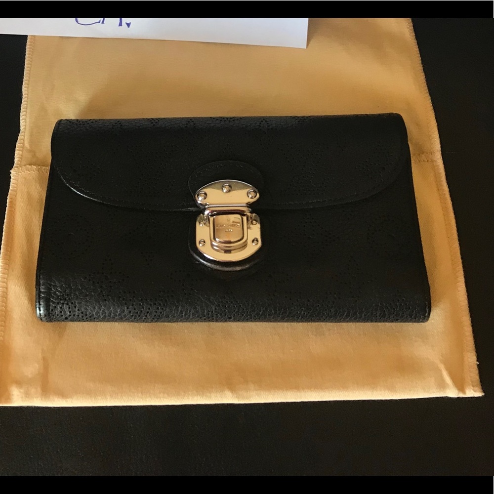 LOUIS VUITTON Mahina leather Amelia Wallet